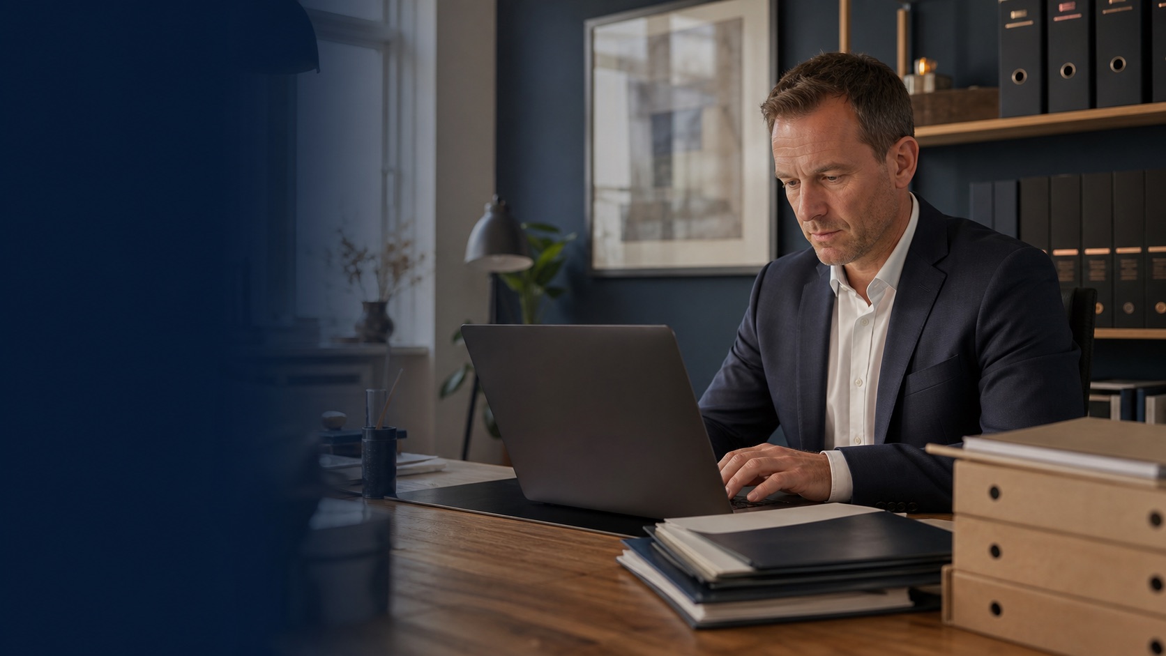 Virksomhedsejer indsender en fortrolig forespørgsel via advokatfirmaets hjemmeside