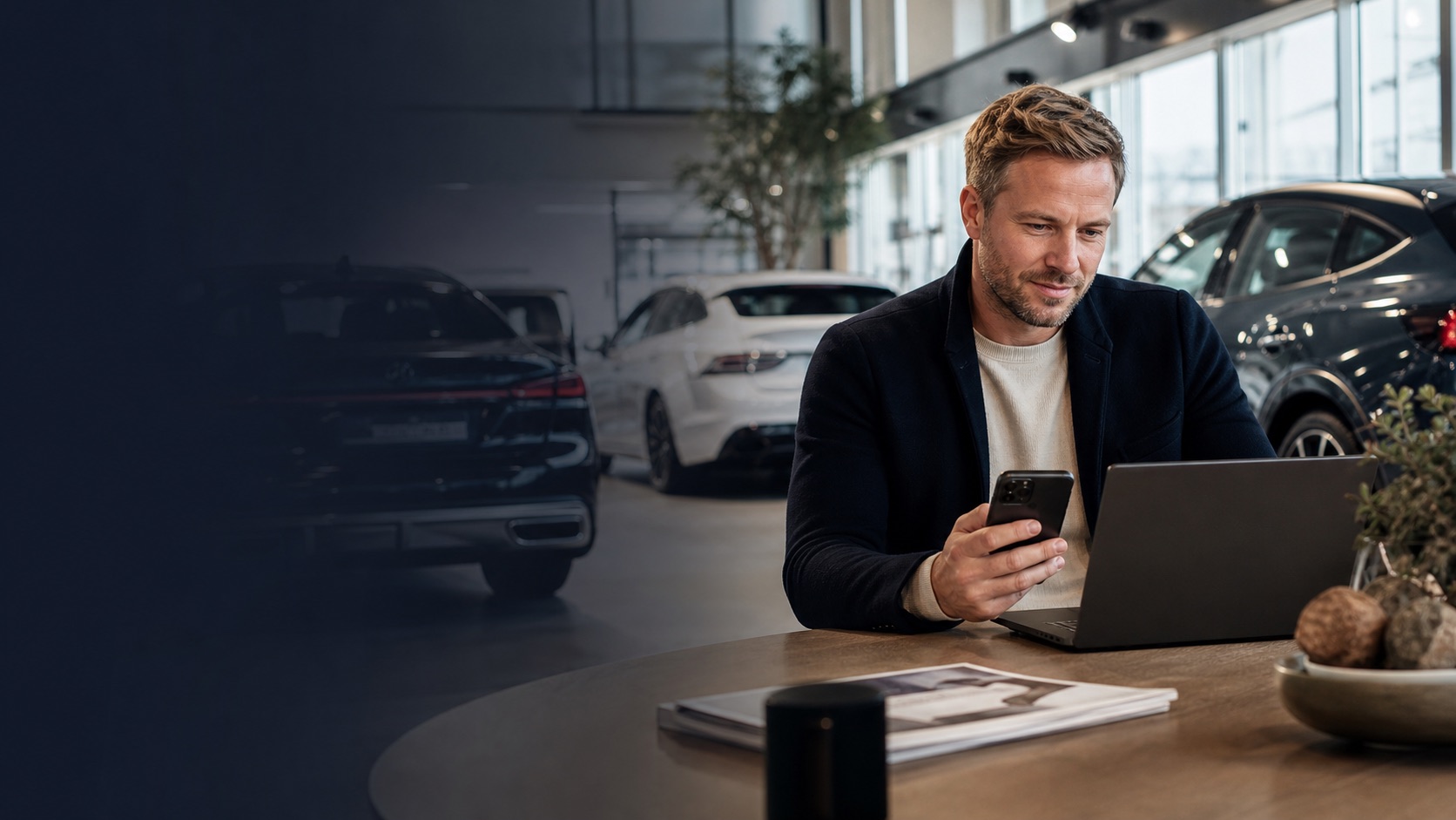 Bilrådgiver følger op på leads via telefon og computer i en moderne bilforretning
