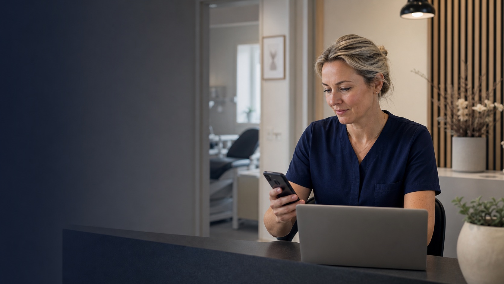 Klinikmedarbejder koordinerer tider og patienthenvendelser i en rolig dansk klinik