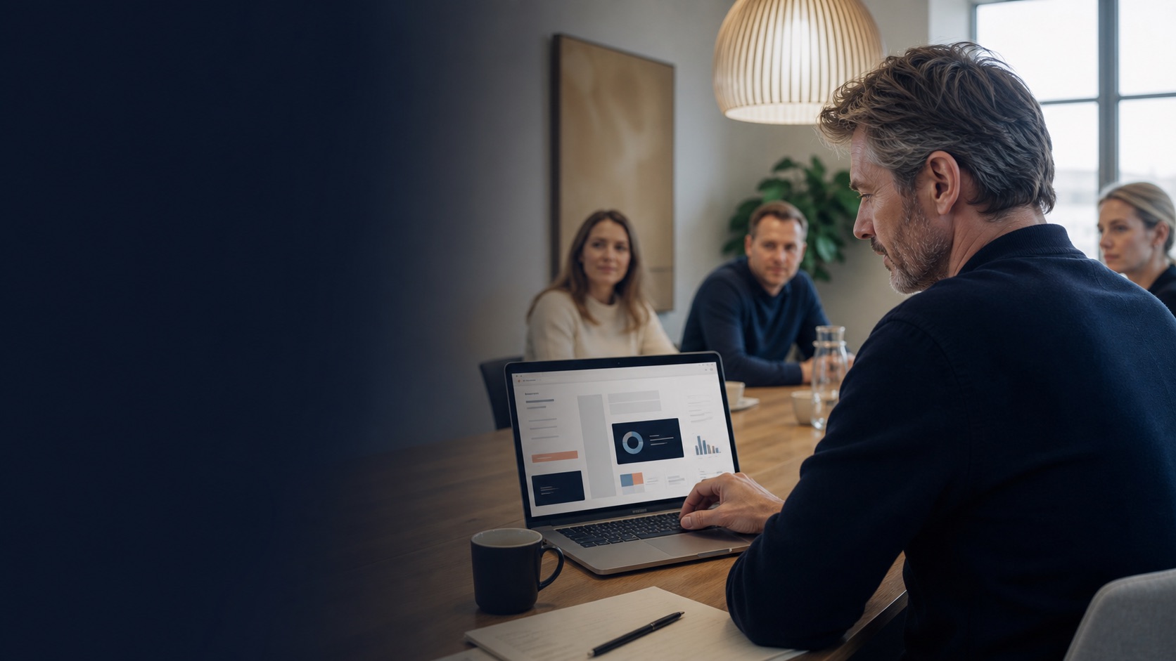 Erhvervskunde undersøger softwarefunktioner og indsender et demoønske via en SaaS-hjemmeside
